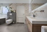 75 x 150 cm grootformaat tegels in uni Graphite en vtwonen Classic marmerlook - op vloer & wand - Ruime badkamer