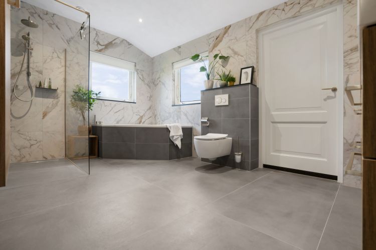 75 x 150 cm grootformaat tegels in uni Graphite en vtwonen Classic marmerlook - op vloer & wand - Ruime badkamer